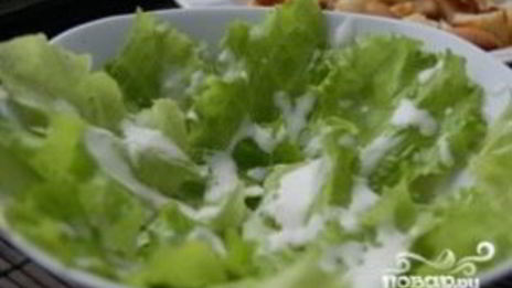 салат цезарь с перепелиными яйцами