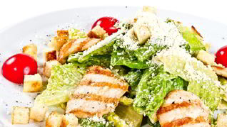 Салат Цезарь с рукколой