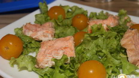 салат цезарь с рыбой