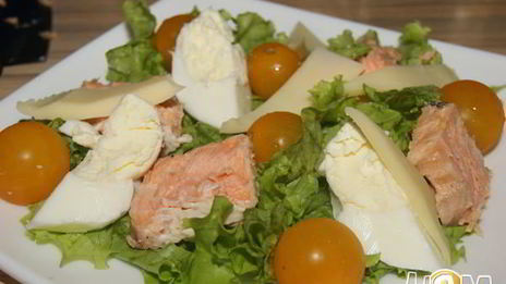 салат цезарь с рыбой