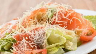 Салат Цезарь с семгой