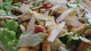 Салат Цезарь с языком