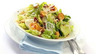 Салат Цезарь с желтыми помидорами черри и изюмом