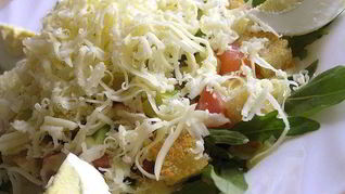 Цезарь с семгой на листьях руколы