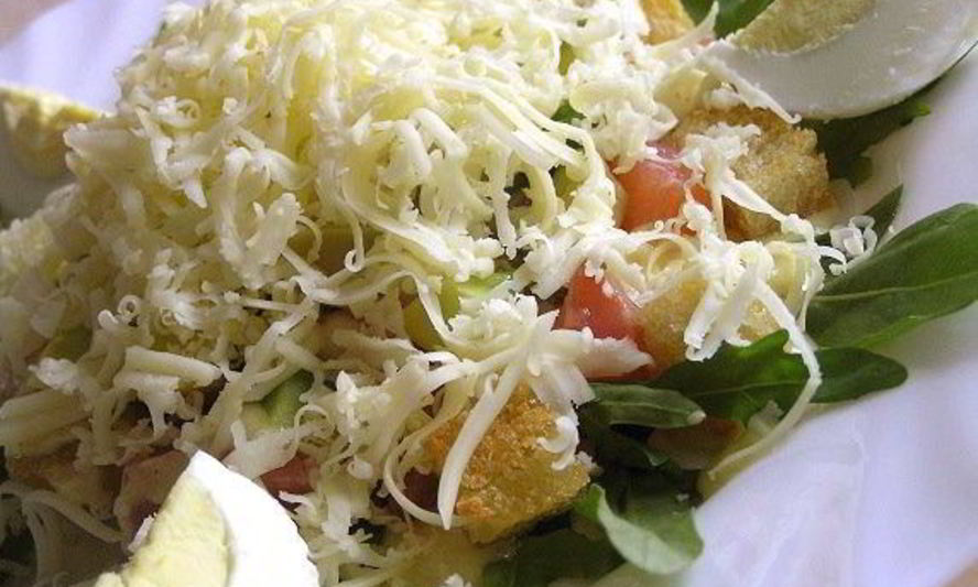 Рецепт цезарь с семгой на листьях руколы