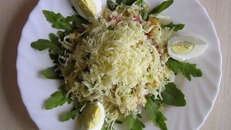 цезарь с семгой на листьях руколы