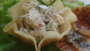 Салат Весенний в сырной корзинке