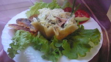 салат весенний в сырной корзинке