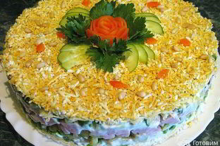 Слоеный салат с авокадо и ветчиной