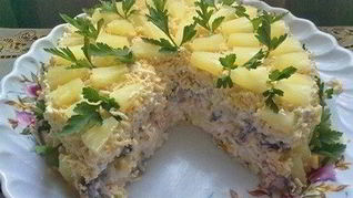 Слоеный салат с курицей, грибами, кукурузой и ананасом