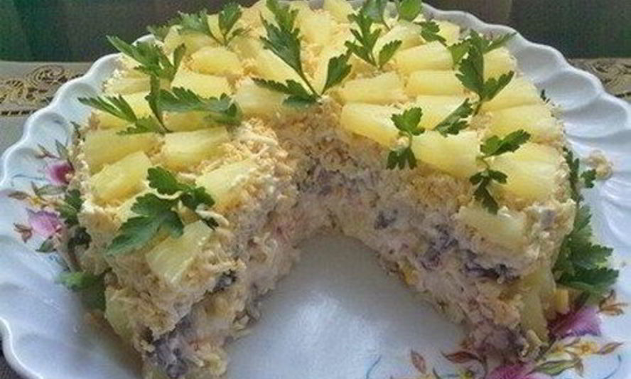 Рецепт слоеный салат с курицей, грибами, кукурузой и ананасом