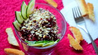 Свекольный салат с соусом из сливы