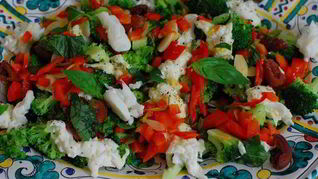 Теплый салат из брокколи, бурраты и чили