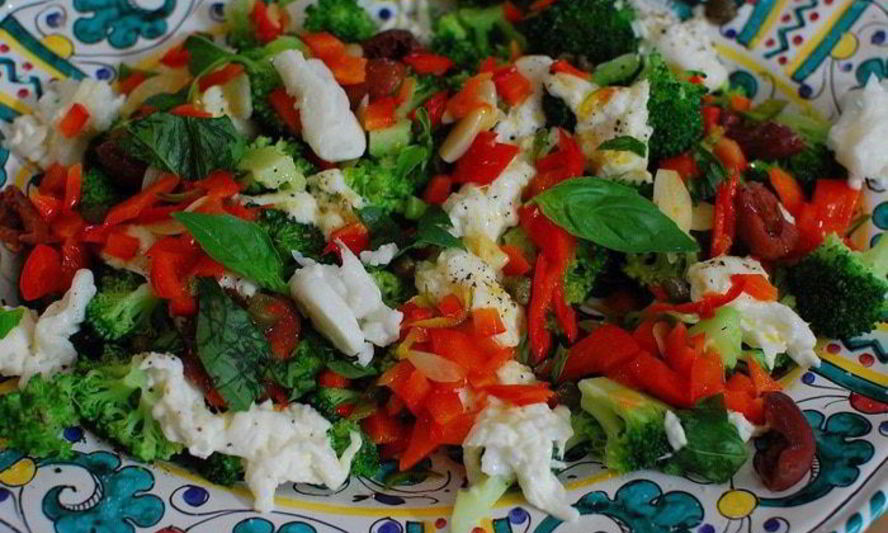 Рецепт теплый салат из брокколи, бурраты и чили