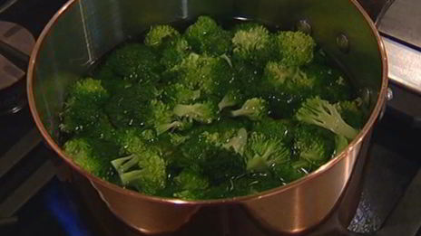 теплый салат из брокколи, бурраты и чили