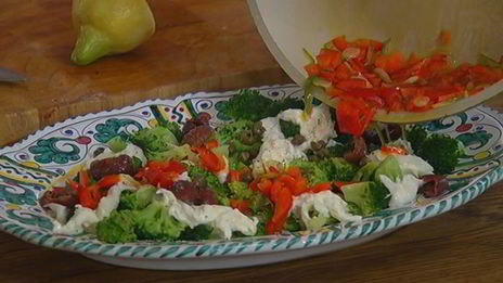 теплый салат из брокколи, бурраты и чили