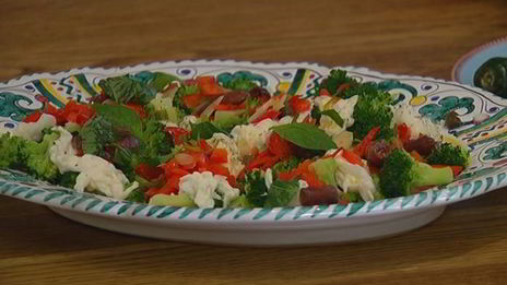 теплый салат из брокколи, бурраты и чили