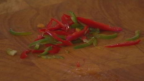 теплый салат из брокколи, бурраты и чили