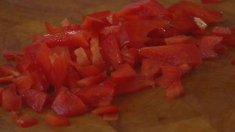 теплый салат из брокколи, бурраты и чили