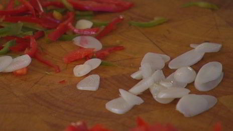 теплый салат из брокколи, бурраты и чили