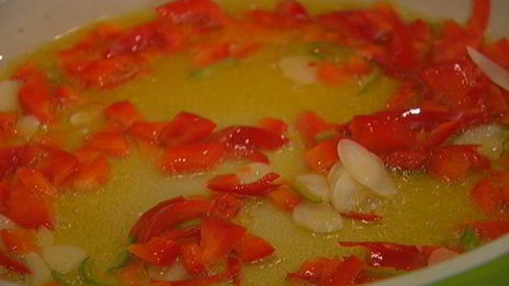 теплый салат из брокколи, бурраты и чили