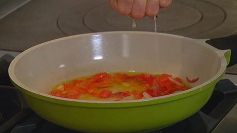 теплый салат из брокколи, бурраты и чили