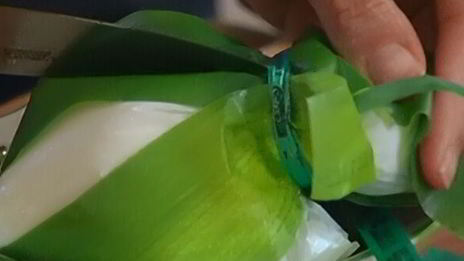 теплый салат из брокколи, бурраты и чили