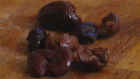 теплый салат из брокколи, бурраты и чили