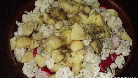 теплый салат из редиса и овощей