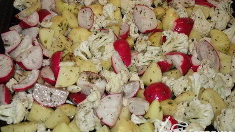 теплый салат из редиса и овощей