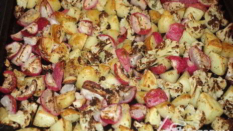 теплый салат из редиса и овощей