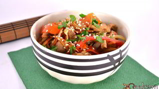 Теплый салат из свинины с овощами по-китайски