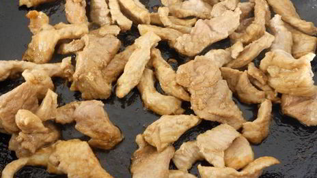 теплый салат из свинины с овощами по-китайски