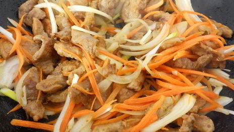 теплый салат из свинины с овощами по-китайски