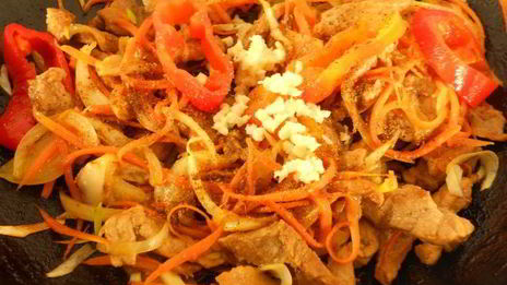 теплый салат из свинины с овощами по-китайски