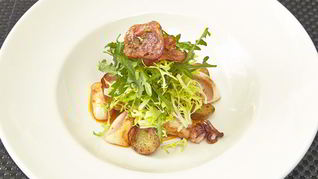 Теплый салат с мини-кальмарами