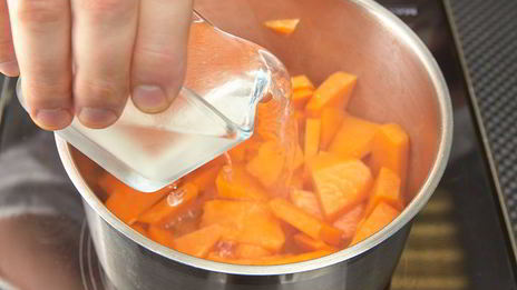 теплый салат с мини-кальмарами