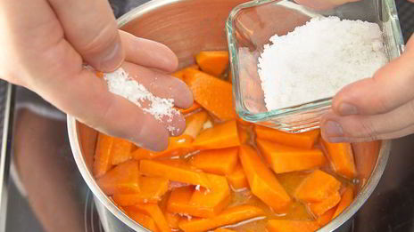 теплый салат с мини-кальмарами