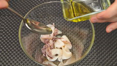 теплый салат с мини-кальмарами