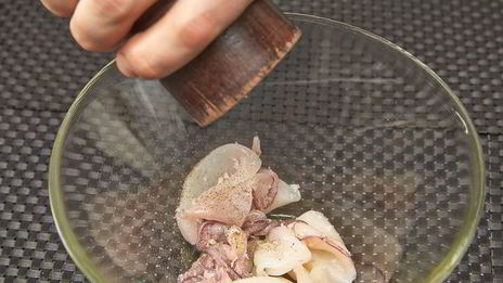 теплый салат с мини-кальмарами