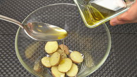 теплый салат с мини-кальмарами