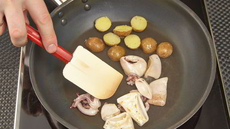 теплый салат с мини-кальмарами