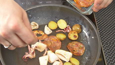 теплый салат с мини-кальмарами