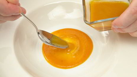 теплый салат с мини-кальмарами