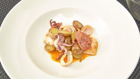 теплый салат с мини-кальмарами