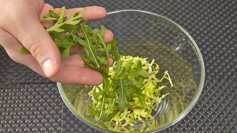 теплый салат с мини-кальмарами