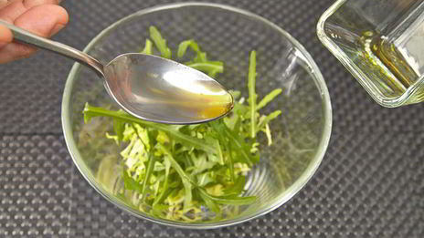 теплый салат с мини-кальмарами