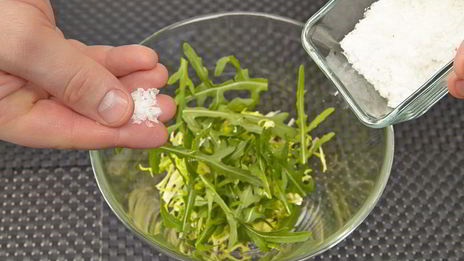 теплый салат с мини-кальмарами