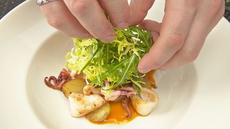 теплый салат с мини-кальмарами