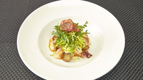 теплый салат с мини-кальмарами